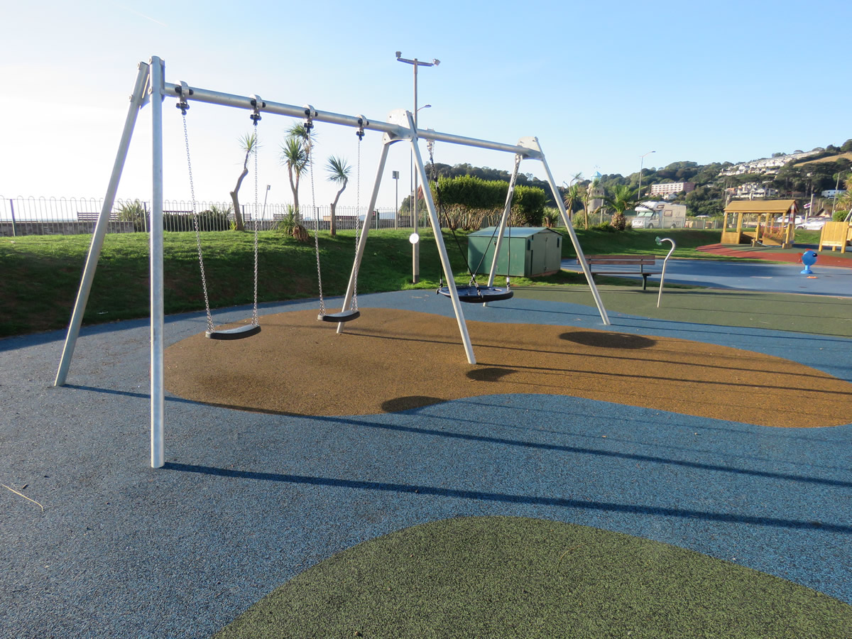 Playground swing set with swinging nest